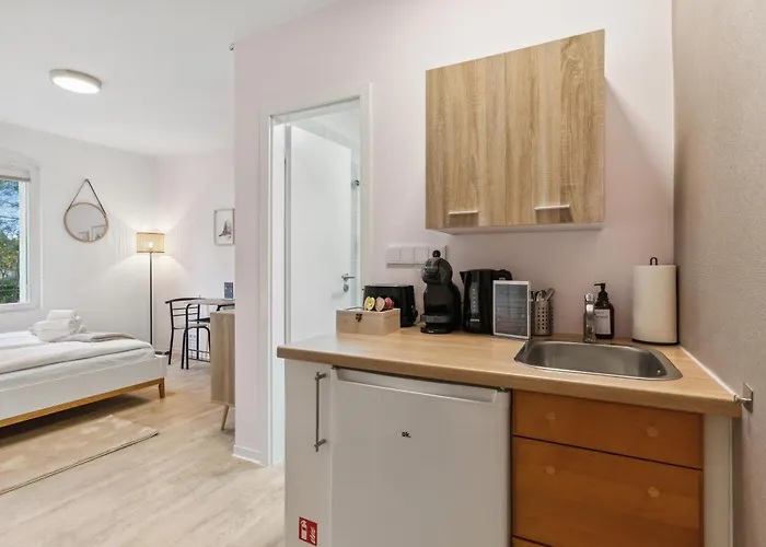Vorstadtoase Fuer 2 - Netflix, Parkplatz, Naehe Ber, Queensize-Bett