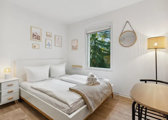 Vorstadtoase Fuer 2 - Netflix, Parkplatz, Naehe Ber, Queensize-Bett