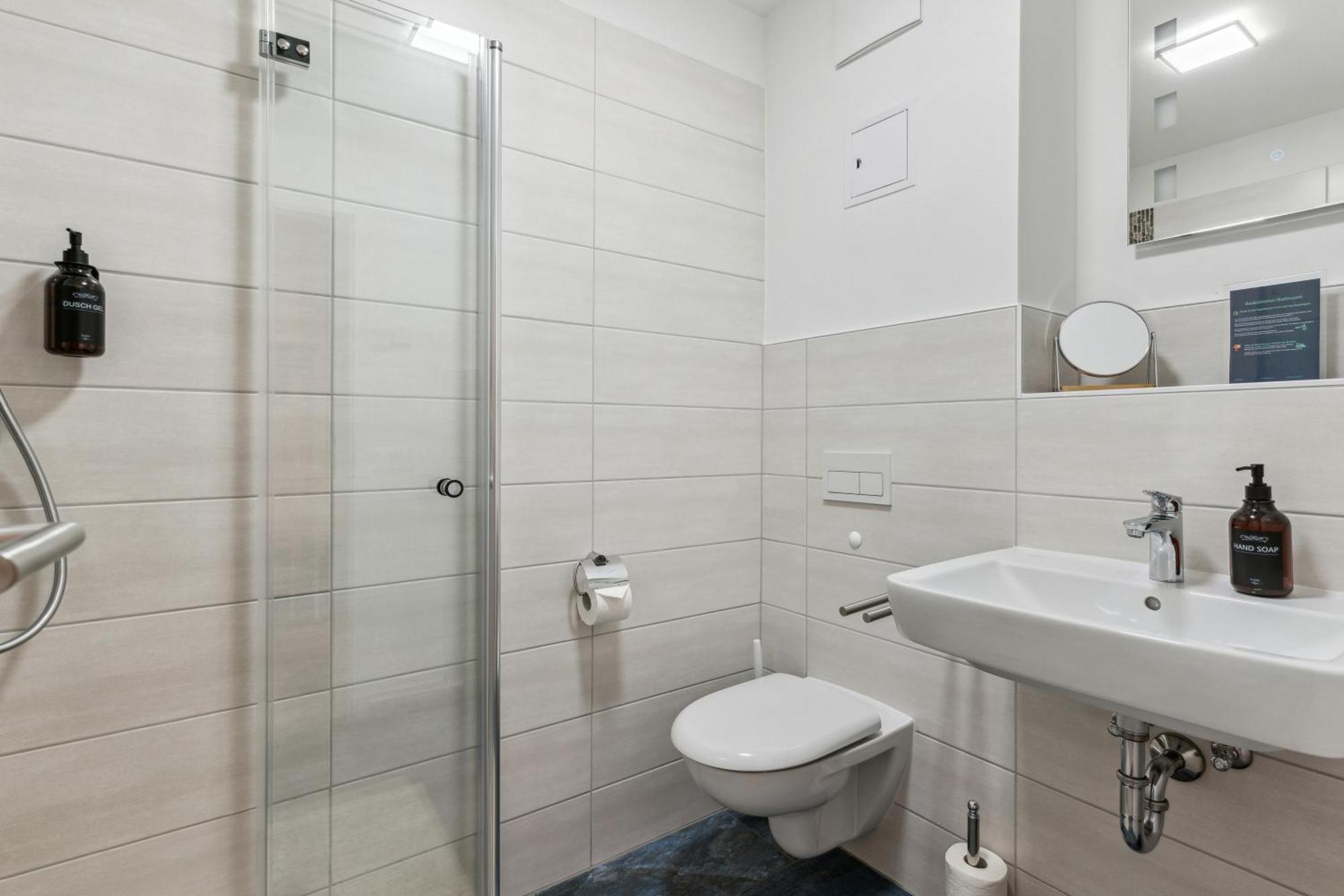 Apartment Vorstadtoase Fuer 2 - Netflix, Parkplatz, Naehe Ber, Queensize-bett