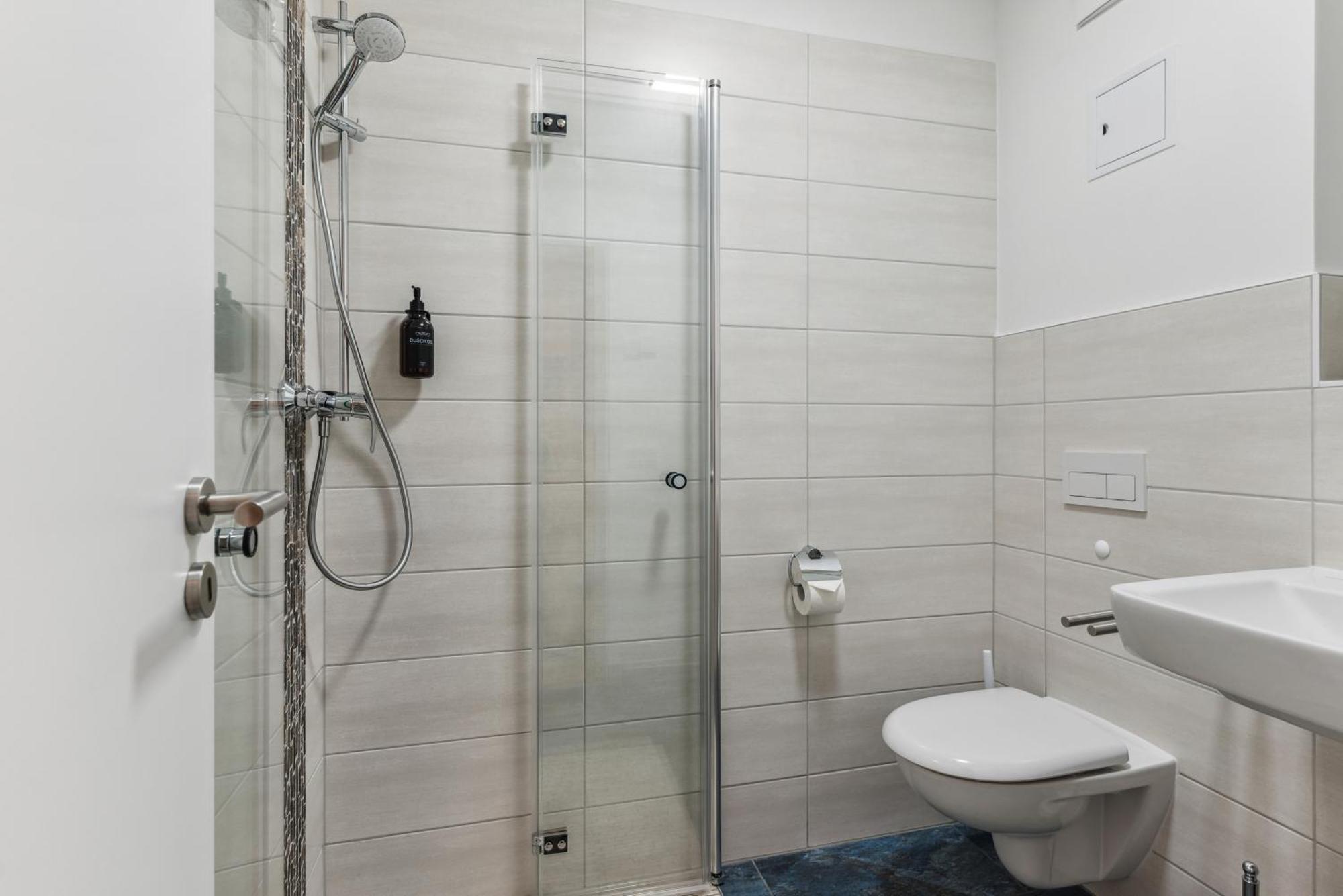 Apartment Vorstadtoase Fuer 2 - Netflix, Parkplatz, Naehe Ber, Queensize-bett *