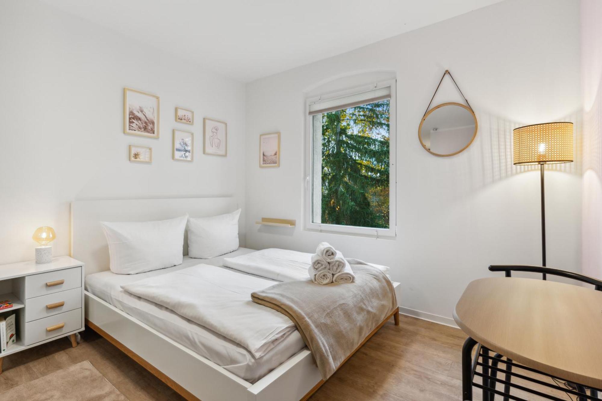 Vorstadtoase Fuer 2 - Netflix, Parkplatz, Naehe Ber, Queensize-bett Apartment Eichwalde